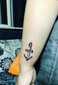perséinleche Low-Key Aarm klenge Totem Tattoo Bild