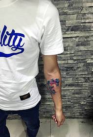 polso tatuaggio acquerello tatuaggio geometrico molto personalità