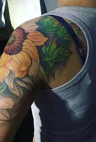 sobre el hombro del hermoso tatuaje de girasol tatuaje muy estético