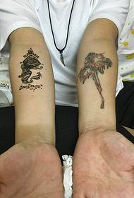 Çift kollu farklı kişilik totem dövme deseni
