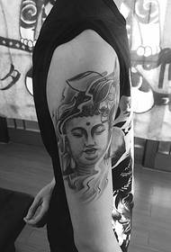 brazo blanco y negro tatuaje de Buda tatuaje tatuaje digno de posesión