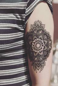Tattoo Tattoo Van Gogh yang indah di bahagian dalam lengan