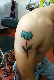 bărbatul poate prezenta, de asemenea, modelul de tatuaj de flori de braț