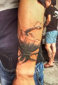 ruka pun cvat Crni sivi uzorak tetovaže lotosa