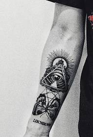 personality black and white arm totem tattoo picture