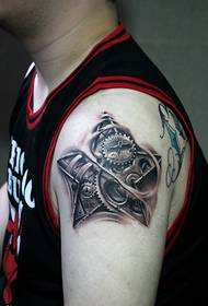 Grande immagine di tatuaggio meccanico maschile pieno