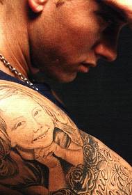 Typ männlech schéin explosive Aarm Totem Tattoo Tattoo