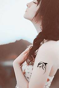ragazza braccio bellissimi delfini tatuaggio carino