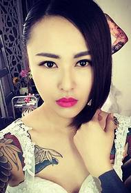 mga batang babae ng fashion dobleng bulaklak na bulaklak ng tattoo tattoo na medyo nakakakuha ng mata