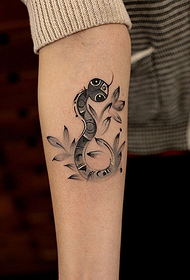 हात शाई साप गोंदण नमुना