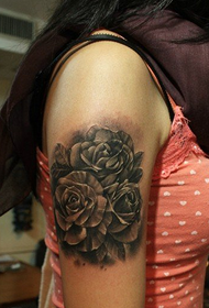 weiblech Arm schwaarz rose Tattoo Muster