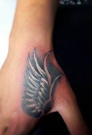 ຮູບແບບ tattoo ເຄິ່ງ feather ເປັນເອກະລັກຢູ່ດ້ານຫຼັງຂອງມື