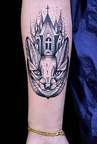 تصویر خال کوبی بازوی خلاق قلعه و سر گربه با هم ترکیب شده است
