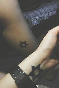 tatuagem de seis estrelas de braço jovem casal tatuagem