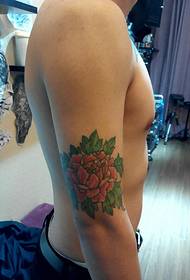 Jongen sinn och verléift mat der Aarm Peony Tattoo gefall