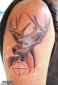 braccio che uccide cervi Modello del tatuaggio