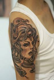 Padrão de tatuagem de Medusa de lágrimas de braço masculino