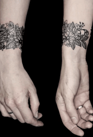 braccio ghirlanda in bianco e nero coppia tatuaggio immagine overflow aroma