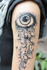 arm svart grått öga fisk tatuering