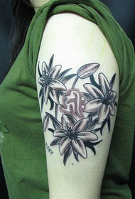 Τατουάζ λουλουδιών τατουάζ στο μεγάλο χέρι
