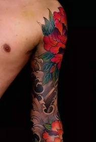 diversi tatuaggi totem braccio super mascolino