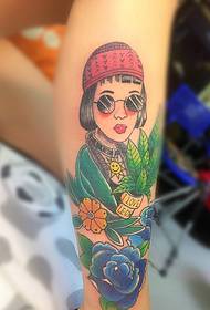 Flor brazo una moda belleza retrato femenino tatuaje tatuaje