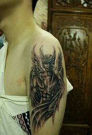 Imaginea tatuajului îngerului brațului nu are același sens