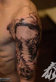 bras comme le motif de tatouage dieu de la richesse