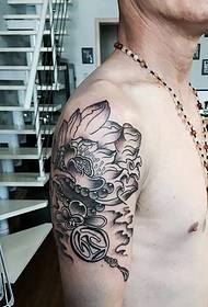 Menns arm svartgrå lotus tatovering