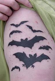 ክንድ ቆንጆ የ Bat totem ንቅሳት