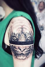 महिला का हाथ भयंकर बाघ सिर टैटू पैटर्न