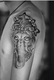 красива черно-гланцова слонова татуировка на ръката
