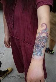 mkono wapamwamba machitidwe ochepa octopus tattoo