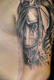 un tatuaje de tatuaje de brazo grande de caballo infeliz silencioso