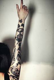 imagine de tatuaj creativ cu tot brațul rafinat