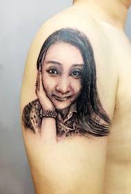 Noia sempre va ocupar el primer lloc en la foto de tatuatges de retrats de noies