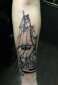 klasikinis juodos ir baltos burlaivio rankos tatuiruotės paveikslas