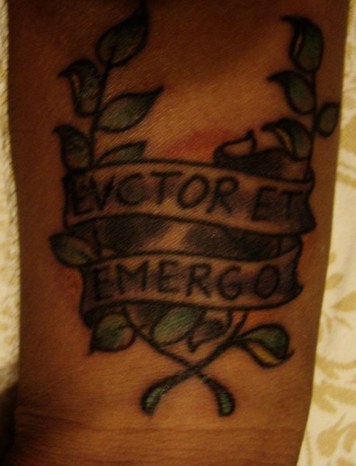 Пока дышу надеюсь латынь. Пока дышу надеюсь на латыни тату. Luctor et Emergo тату. Учитель с татуировкой. Тату портвейн.