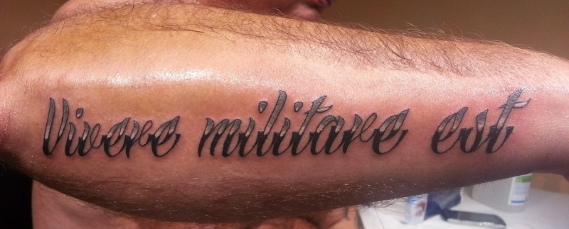 Est militare. Надписи на латыни. Vivere Militare est тату на руке. Тату на латыни. Тату на руке латынь.