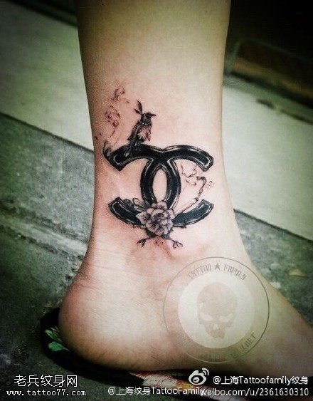 klassiek Chanel logo tattoo patroon.