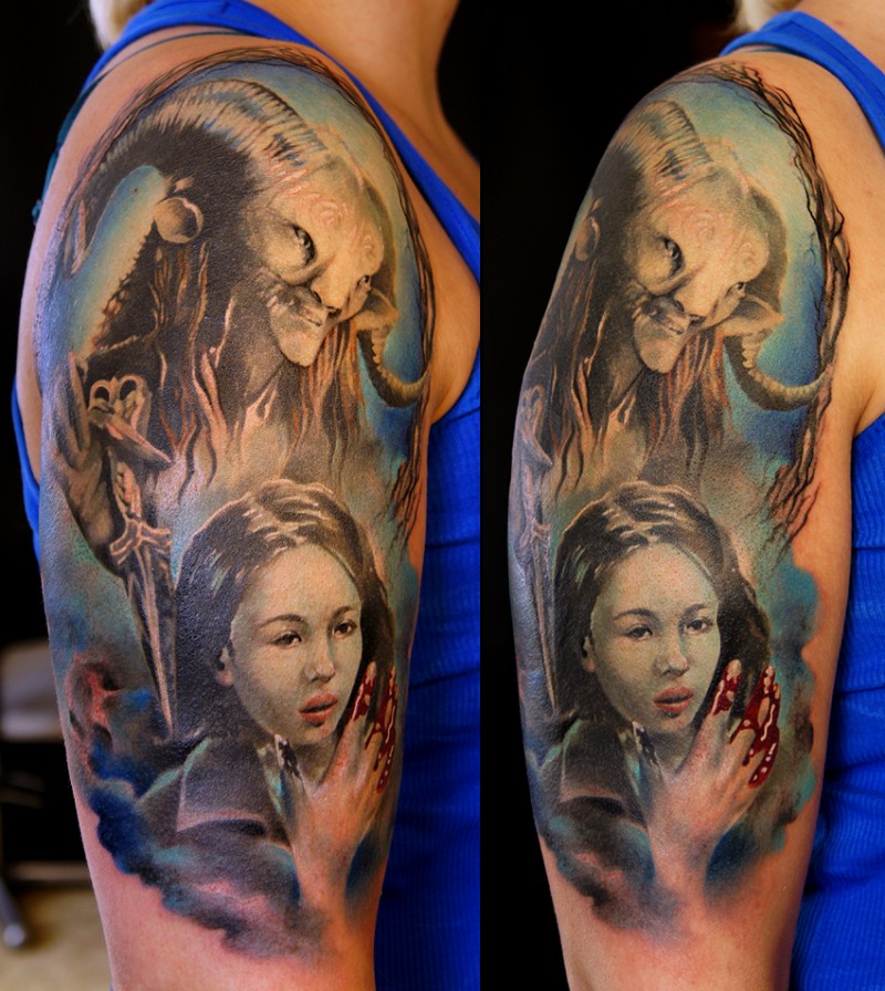 Большой цвет лица демона с татуировкой кровавой женщины.