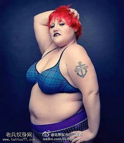 Тело толстой женщины. Татуированные толстушки. Толстая женщина с тату. Тату на толстых. Татуировки на толстых женщинах.