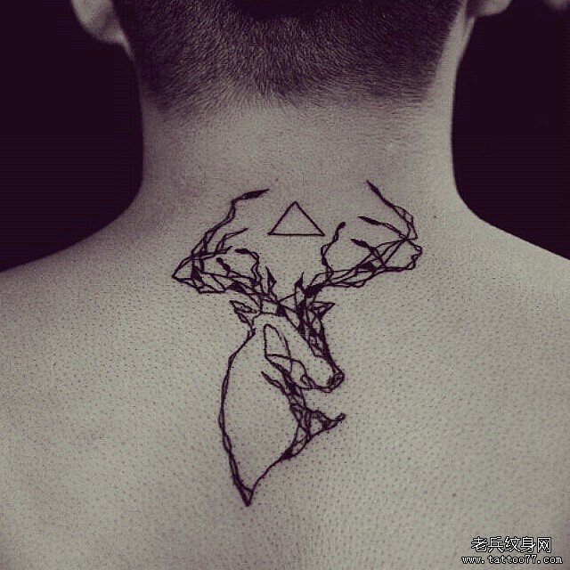 უკან მარტივი elk ხაზი tattoo ნიმუში.