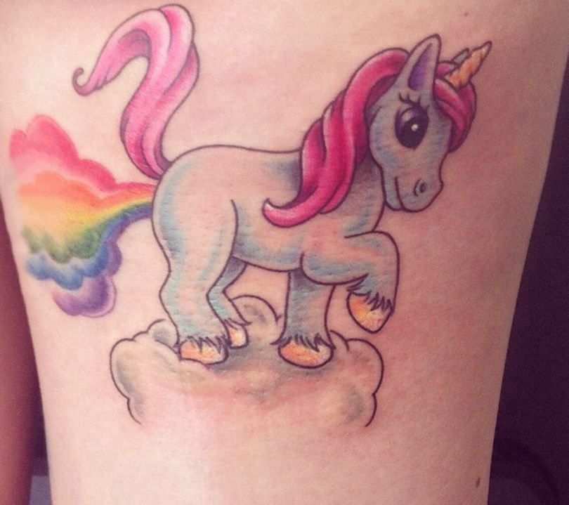 Cute unicorn tattoo ნიმუში გოგონა cute unicorn tattoo სურათი ბარძაყზე.