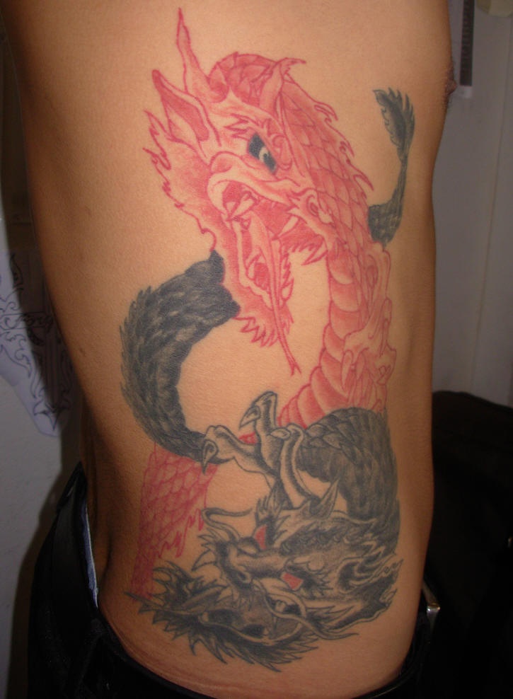 Тату на плече красный дракон