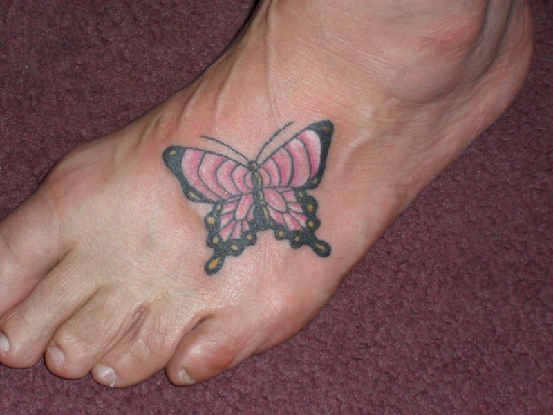 Тату бабочка на ноге черная